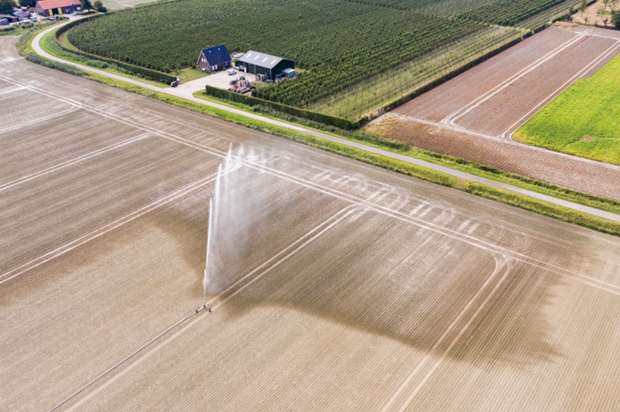 Watersproeiers op landbouwgrond, bron: Unie van Waterschappen