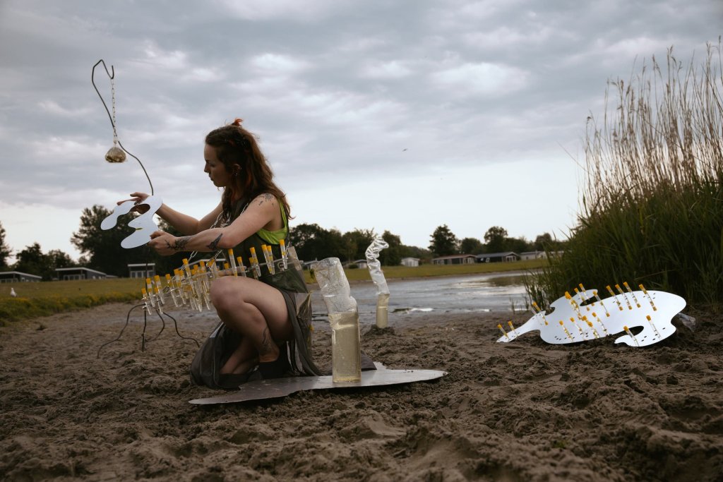 Een kunstinstallatie met stalen en glazen elementen met reageerbuisjes water symboliseert de waarde van water.