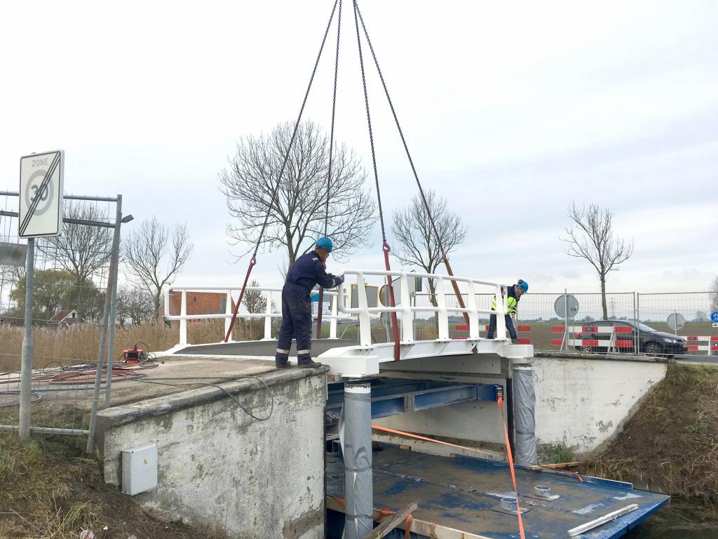 Op de foto zie je een duurzaam circulair vernieuwde brug: Juistertil, Loppersum. Oude brughoofden blijven, nieuwe brug erop gehesen.