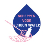 Afbeelding met de tekst 'scheppen voor schoon water' en een schepnetje met daarin een plastic fles