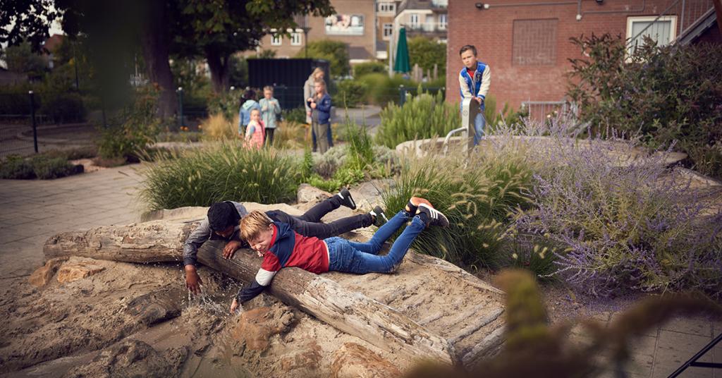 Kinderen spelen in zand op het schoolplein
