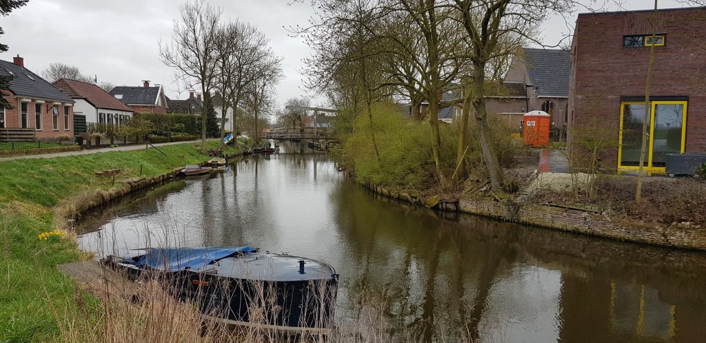 Bootje aan de kant van het water